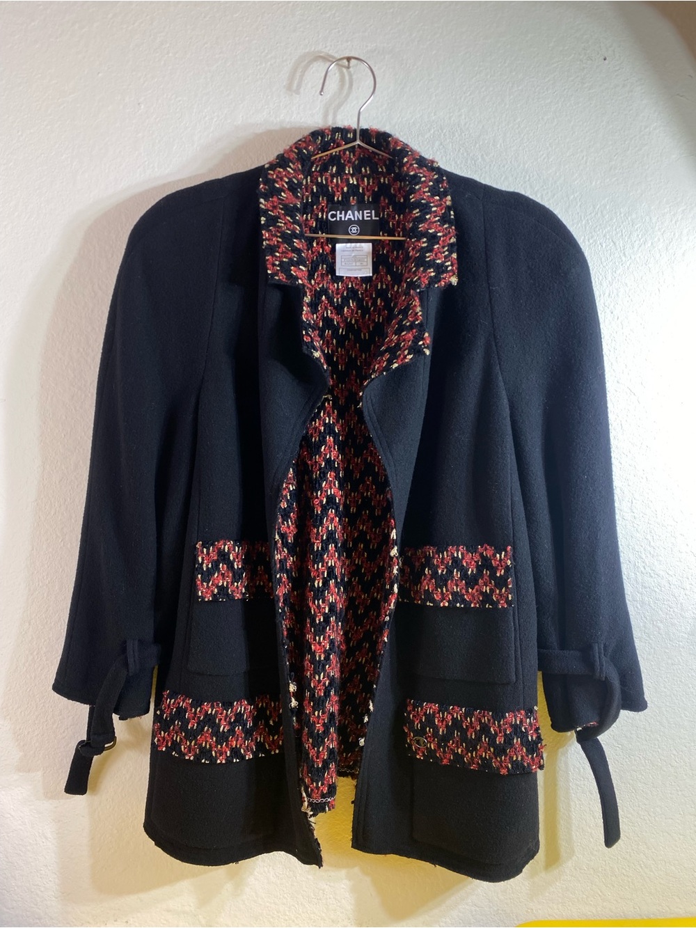CHANEL FALL 2007 RUNWAY VINTAGE TWEED BLACK RED GOLD JACKET CC LOGO 46